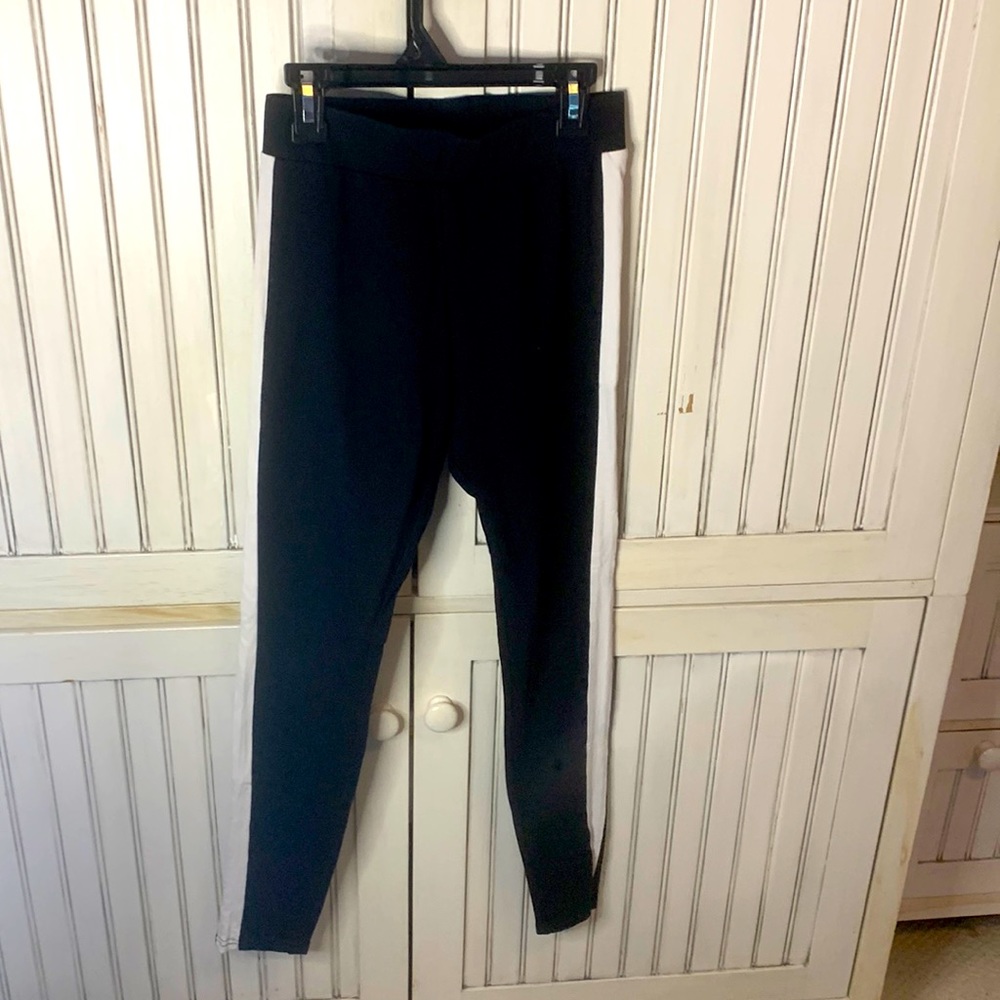 Black leggings with a white stripe